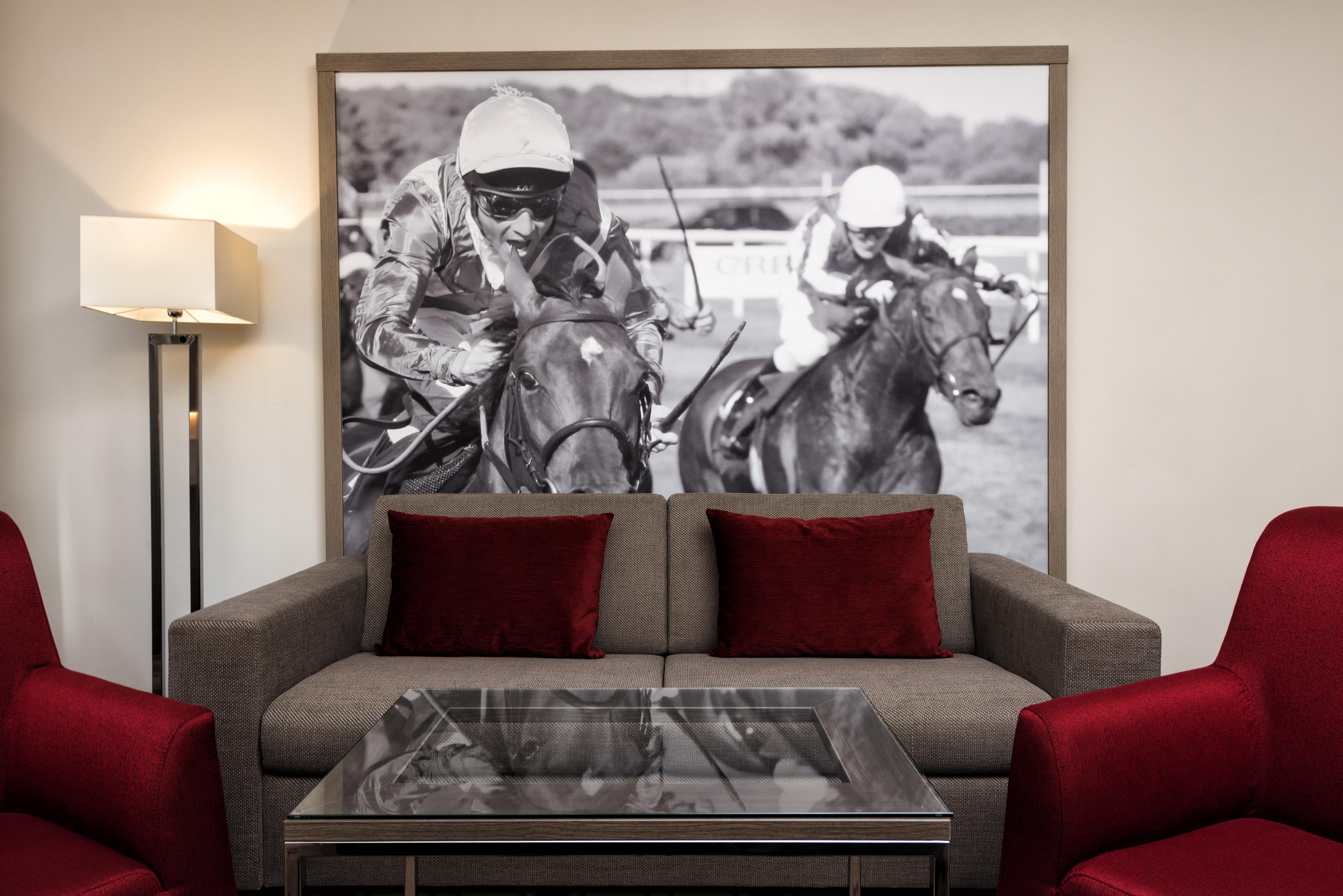 Badischer Hof Baden-Baden - Leonardo Limited Edition Beltér fotó A suite at Churchill Downs