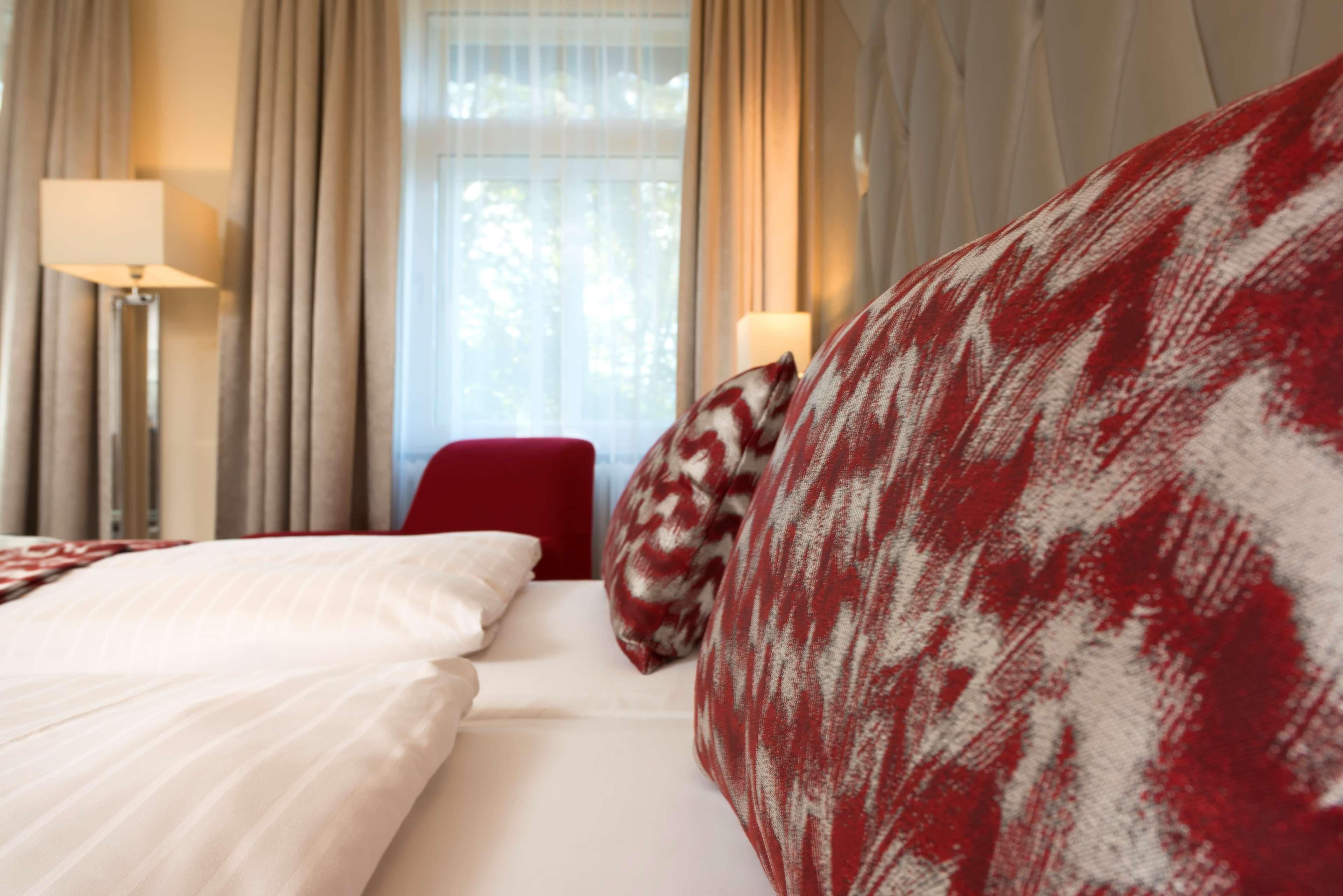 Badischer Hof Baden-Baden - Leonardo Limited Edition Szoba fotó A room at the Hotel