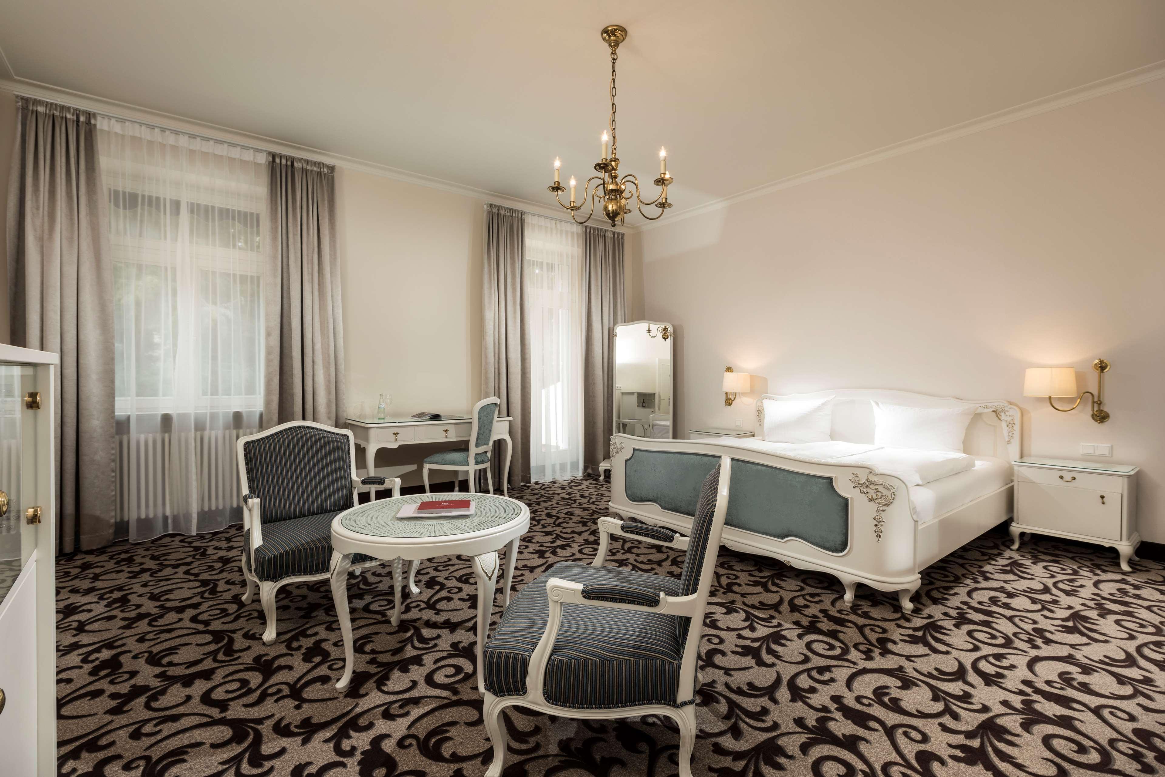Badischer Hof Baden-Baden - Leonardo Limited Edition Szoba fotó A room at the hotel